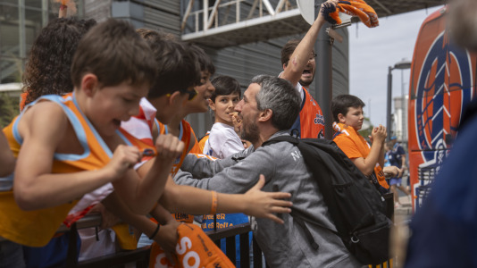 Miles de aficionados se dieron cita para recibir al Básquet Coruña y dejarse las gargantas en busca del ascenso a ACB