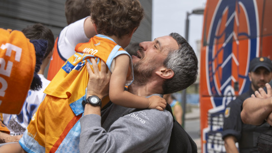 Miles de aficionados se dieron cita para recibir al Básquet Coruña y dejarse las gargantas en busca del ascenso a ACB