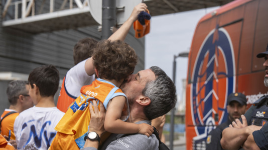 Miles de aficionados se dieron cita para recibir al Básquet Coruña y dejarse las gargantas en busca del ascenso a ACB