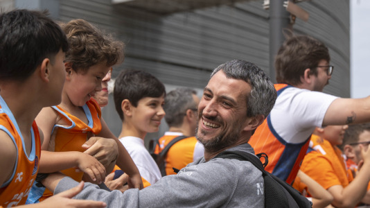 Miles de aficionados se dieron cita para recibir al Básquet Coruña y dejarse las gargantas en busca del ascenso a ACB
