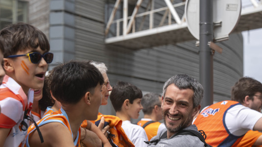 Miles de aficionados se dieron cita para recibir al Básquet Coruña y dejarse las gargantas en busca del ascenso a ACB