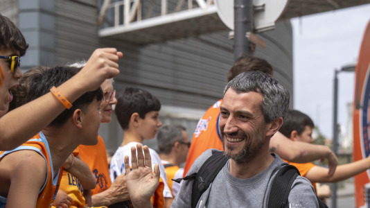 Miles de aficionados se dieron cita para recibir al Básquet Coruña y dejarse las gargantas en busca del ascenso a ACB