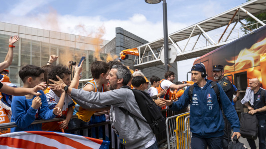 Miles de aficionados se dieron cita para recibir al Básquet Coruña y dejarse las gargantas en busca del ascenso a ACB