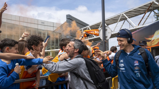 Miles de aficionados se dieron cita para recibir al Básquet Coruña y dejarse las gargantas en busca del ascenso a ACB