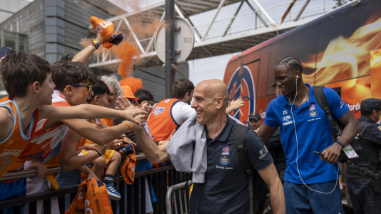 Miles de aficionados se dieron cita para recibir al Básquet Coruña y dejarse las gargantas en busca del ascenso a ACB