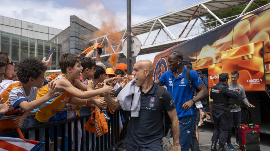 Miles de aficionados se dieron cita para recibir al Básquet Coruña y dejarse las gargantas en busca del ascenso a ACB