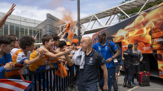 Miles de aficionados se dieron cita para recibir al Básquet Coruña y dejarse las gargantas en busca del ascenso a ACB