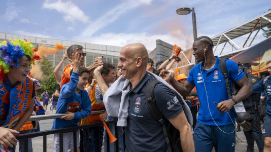 Miles de aficionados se dieron cita para recibir al Básquet Coruña y dejarse las gargantas en busca del ascenso a ACB