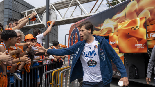 Miles de aficionados se dieron cita para recibir al Básquet Coruña y dejarse las gargantas en busca del ascenso a ACB