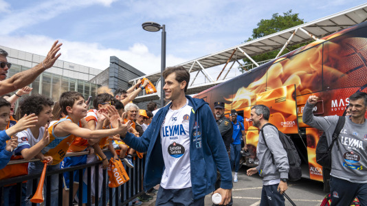 Miles de aficionados se dieron cita para recibir al Básquet Coruña y dejarse las gargantas en busca del ascenso a ACB