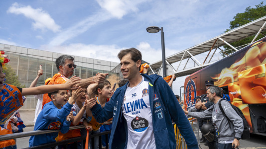 Miles de aficionados se dieron cita para recibir al Básquet Coruña y dejarse las gargantas en busca del ascenso a ACB