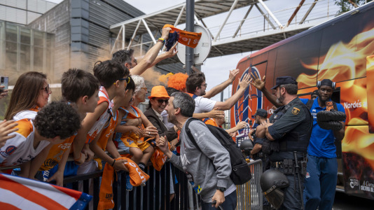 Miles de aficionados se dieron cita para recibir al Básquet Coruña y dejarse las gargantas en busca del ascenso a ACB
