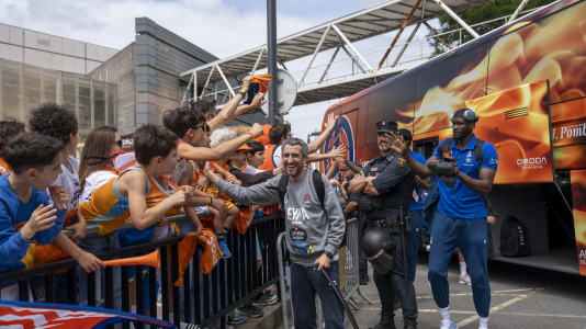 Miles de aficionados se dieron cita para recibir al Básquet Coruña y dejarse las gargantas en busca del ascenso a ACB