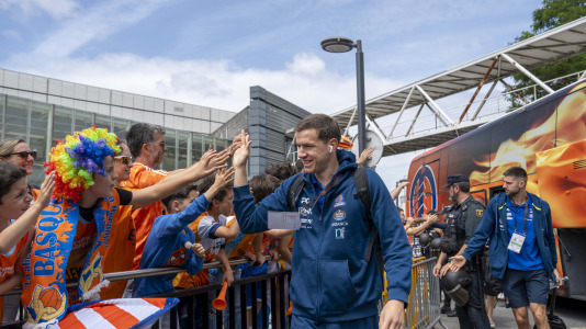 Miles de aficionados se dieron cita para recibir al Básquet Coruña y dejarse las gargantas en busca del ascenso a ACB