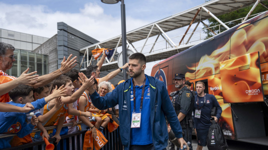 Miles de aficionados se dieron cita para recibir al Básquet Coruña y dejarse las gargantas en busca del ascenso a ACB