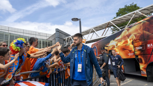 Miles de aficionados se dieron cita para recibir al Básquet Coruña y dejarse las gargantas en busca del ascenso a ACB