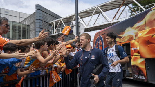 Miles de aficionados se dieron cita para recibir al Básquet Coruña y dejarse las gargantas en busca del ascenso a ACB