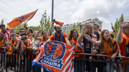 Miles de aficionados se dieron cita para recibir al Básquet Coruña y dejarse las gargantas en busca del ascenso a ACB