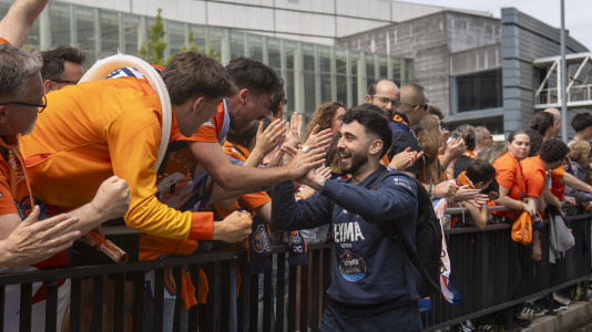 Miles de aficionados se dieron cita para recibir al Básquet Coruña y dejarse las gargantas en busca del ascenso a ACB