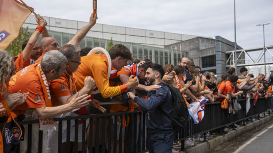 Miles de aficionados se dieron cita para recibir al Básquet Coruña y dejarse las gargantas en busca del ascenso a ACB