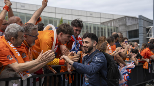 Miles de aficionados se dieron cita para recibir al Básquet Coruña y dejarse las gargantas en busca del ascenso a ACB