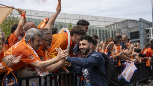 Miles de aficionados se dieron cita para recibir al Básquet Coruña y dejarse las gargantas en busca del ascenso a ACB