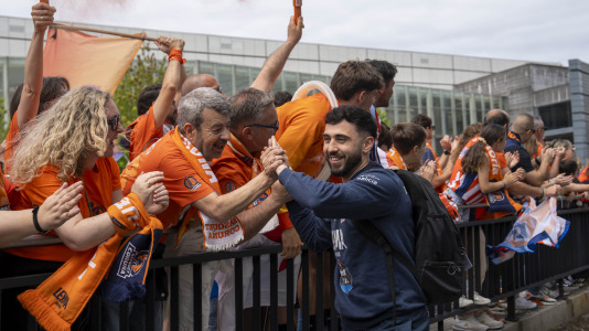 Miles de aficionados se dieron cita para recibir al Básquet Coruña y dejarse las gargantas en busca del ascenso a ACB