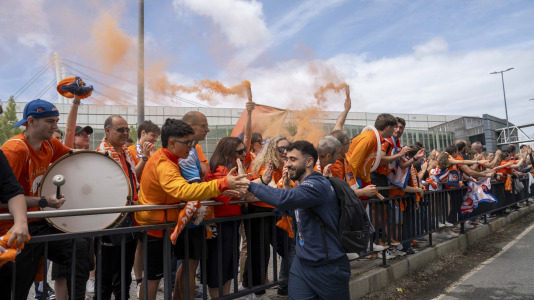 Miles de aficionados se dieron cita para recibir al Básquet Coruña y dejarse las gargantas en busca del ascenso a ACB