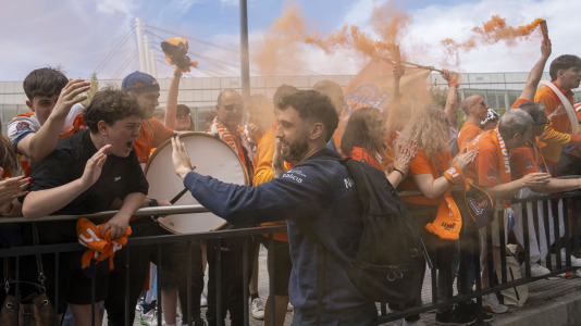 Miles de aficionados se dieron cita para recibir al Básquet Coruña y dejarse las gargantas en busca del ascenso a ACB