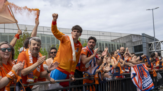 Miles de aficionados se dieron cita para recibir al Básquet Coruña y dejarse las gargantas en busca del ascenso a ACB