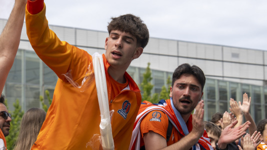 Miles de aficionados se dieron cita para recibir al Básquet Coruña y dejarse las gargantas en busca del ascenso a ACB