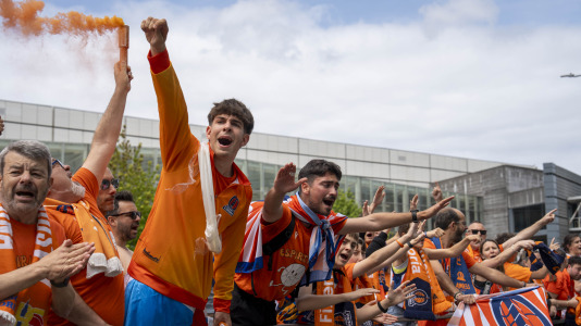 Miles de aficionados se dieron cita para recibir al Básquet Coruña y dejarse las gargantas en busca del ascenso a ACB