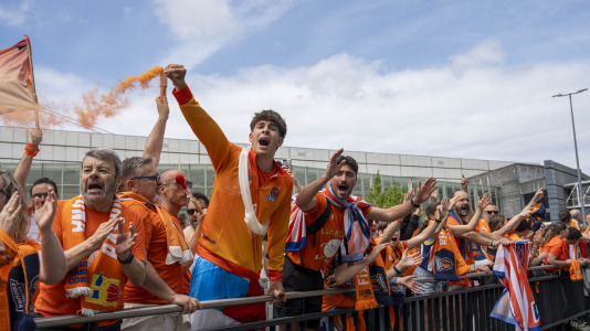 Miles de aficionados se dieron cita para recibir al Básquet Coruña y dejarse las gargantas en busca del ascenso a ACB