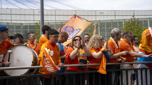 Miles de aficionados se dieron cita para recibir al Básquet Coruña y dejarse las gargantas en busca del ascenso a ACB