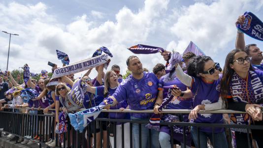 Miles de aficionados se dieron cita para recibir al Básquet Coruña y dejarse las gargantas en busca del ascenso a ACB