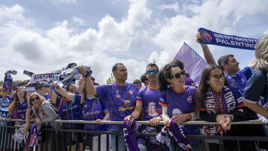 Miles de aficionados se dieron cita para recibir al Básquet Coruña y dejarse las gargantas en busca del ascenso a ACB