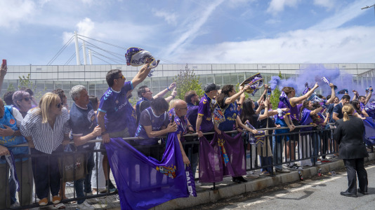 Miles de aficionados se dieron cita para recibir al Básquet Coruña y dejarse las gargantas en busca del ascenso a ACB