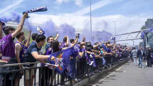 Miles de aficionados se dieron cita para recibir al Básquet Coruña y dejarse las gargantas en busca del ascenso a ACB