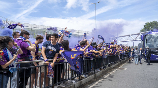 Miles de aficionados se dieron cita para recibir al Básquet Coruña y dejarse las gargantas en busca del ascenso a ACB