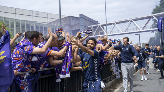Miles de aficionados se dieron cita para recibir al Básquet Coruña y dejarse las gargantas en busca del ascenso a ACB
