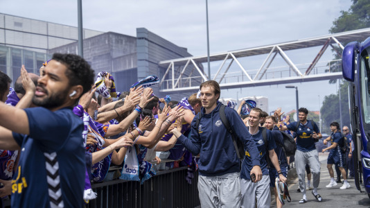 Miles de aficionados se dieron cita para recibir al Básquet Coruña y dejarse las gargantas en busca del ascenso a ACB