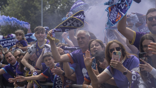 Miles de aficionados se dieron cita para recibir al Básquet Coruña y dejarse las gargantas en busca del ascenso a ACB