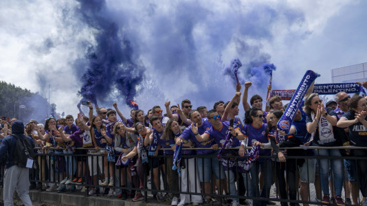Miles de aficionados se dieron cita para recibir al Básquet Coruña y dejarse las gargantas en busca del ascenso a ACB