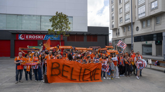 La afición naranja respaldó al equipo ya a la llegada al Coliseum