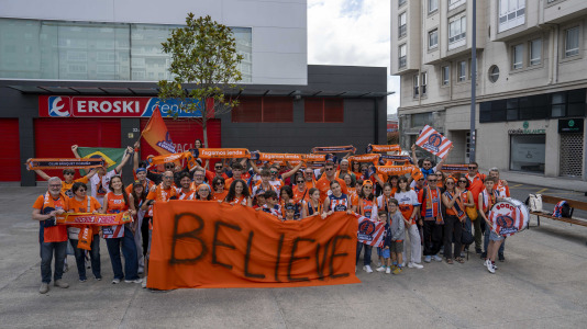 La afición naranja respaldó al equipo ya a la llegada al Coliseum