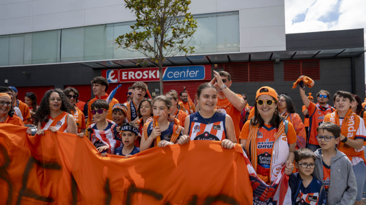 La afición naranja respaldó al equipo ya a la llegada al Coliseum