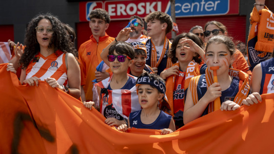 La afición naranja respaldó al equipo ya a la llegada al Coliseum