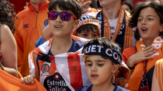 La afición naranja respaldó al equipo ya a la llegada al Coliseum