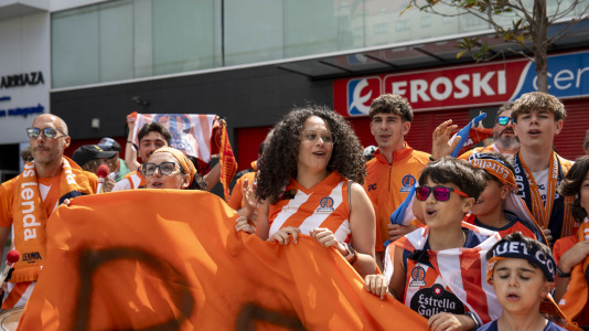 La afición naranja respaldó al equipo ya a la llegada al Coliseum