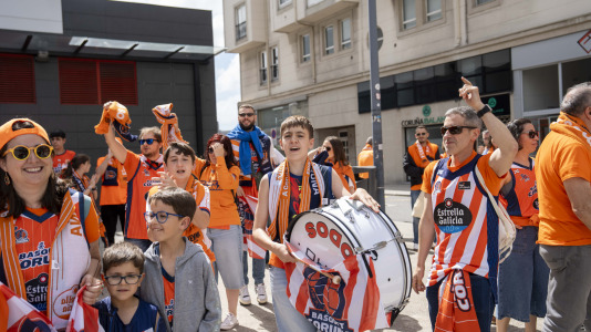 La afición naranja respaldó al equipo ya a la llegada al Coliseum